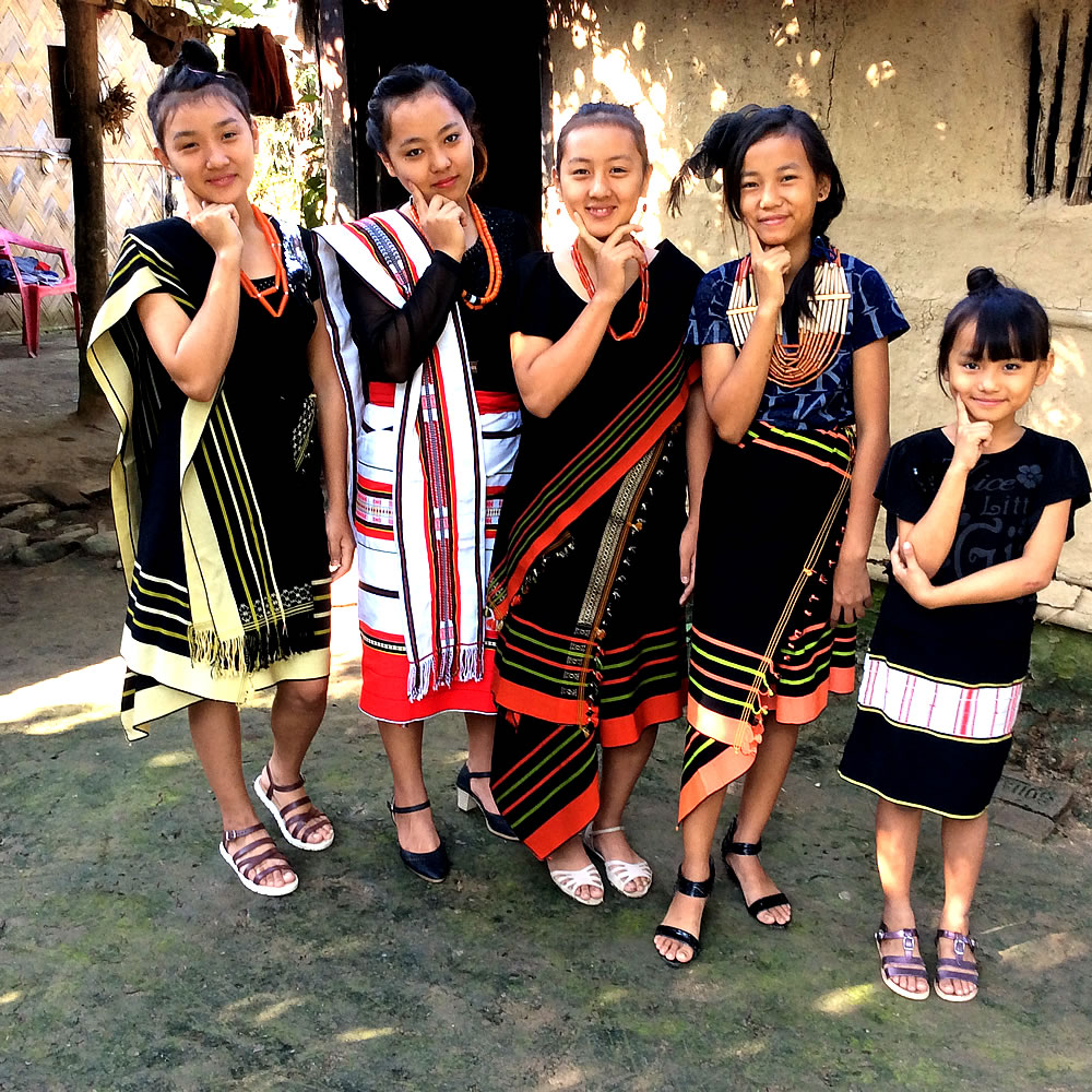 チャカサン族の少女たち